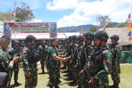 Danrem 042/Gapu dan Pangdam II/Sriwijaya kunjungi pos Satgas Pamtas Papua