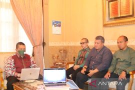 Menteri Keuangan Sri Mulyani serahkan penghargaan kepada Bupati Tapsel