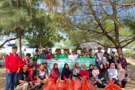 Pemkab Abdya bersihkan pantai Ujong Serangga