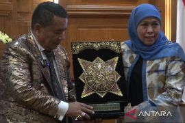 Hotman sowan ke Gubernur Khofifah sebelum buka layanan 911