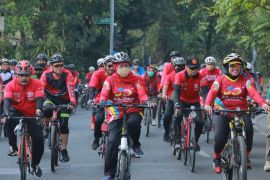 Peringati Hari Jantung se-Dunia, Khofifah gowes bareng ribuan pesepeda