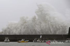 Siap menghadapi topan, Filipina kosongkan pesisir dan tunda perjalanan laut
