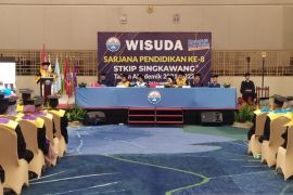 Pemkot minta lulusan STKIP Singkawang berkontribusi tingkatkan IPM