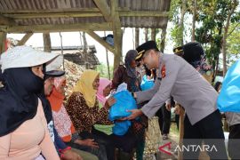 Polres Sukabumi Kota salurkan paket bantuan warga terdampak kenaikan harga BBM