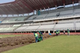 Komisi C pertanyakan rumput Stadion GBT