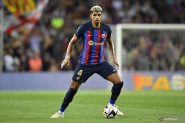 Hansi Flick: Ronald Araujo tidak akan tinggalkan Barcelona