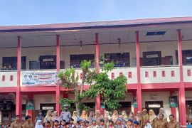 Satlantas Polres Pasbar sosialisasikan tertib lalu-lintas ke anak SD