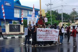 Mahasiswa Ternate gelar demo saat Presiden Jokowi kunjungi Malut, tolak investasi yang merusak lingkungan
