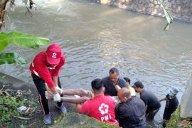 Polres Badung dan warga evakuasi jasad warga terapung di Bendungan