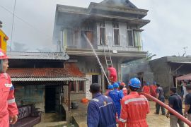 Rumah dua lantai terbakar di Aceh Tamiang