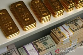 Emas kembali merosot 9,7 dolar karena data inflasi lebih tinggi