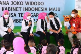 Ibu Negara bermain bersama siswa-siswi TK Manggarai Barat