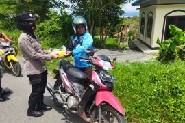 Polisi salurkan bansos beras 100 Kg untuk warga Amahai Maluku Tengah, patut diapresiasi