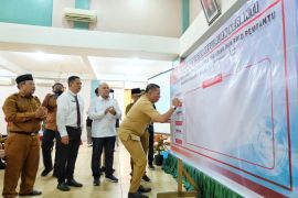 Dorong keterbukaan informasi, Bupati M Adil beserta perangkat teken komitmen bersama