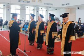 Unesa kukuhkan empat profesor baru