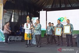 Edukasi sasirangan massal hybrid kepada siswa se-Kota Banjarmasin pecahkan rekor