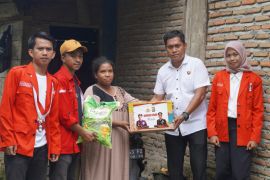 Polda Sulbar gandeng mahasiswa salurkan bansos penyesuaian harga BBM