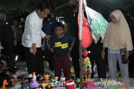 Presiden Jokowi sambangi PKL Pantai Kamali Baubau dan traktir anak-anak