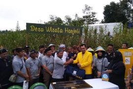 UI dan Kemenparekraf donasi peralatan K3 Desa Wisata