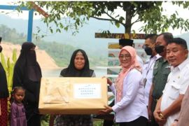 Lampung BKKBN, Kodim 0424/TGM conduct social service to cut stunting