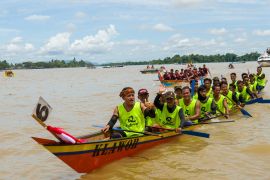 Final lomba perahu panjang tetap meriah meski hujan