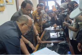 Pengemudi angkutan daring gelar aksi tolak kenaikan BBM bersubsidi ke DPRD Sumbar