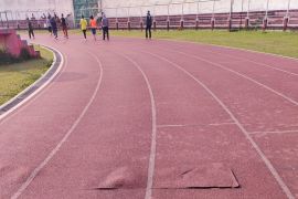 Lintasan lari di Stadion Pahoman Bandarlampung rusak Page 3 Small