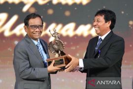 Mahfud MD terima penghargaan dari Universitas Udayana