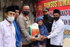 Polres Demak bagikan 500 paket beras untuk nelayan-warga miskin
