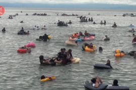 Ribuan warga Maluku ikuti tradisi Mandi Safar di Pantai Hitu