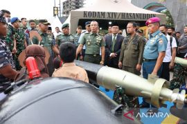 Wali Kota Makassar mengajak generasi milenial lebih mengenal alutsista TNI