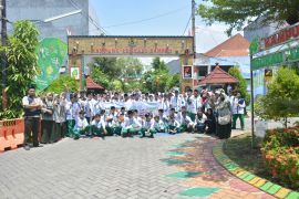 Siswa SMPIslam Krembung "outing class" di kampung Edukasi Sampah Sidoarjo