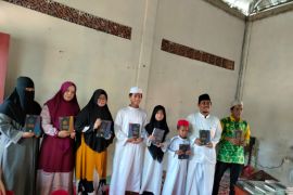 KS2 Tabalong bagikan Alqur'an ke Desa Wirang