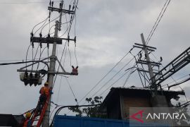 Angin kencang di Pamekasan akibatkan jaringan listrik padam