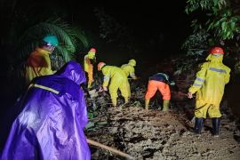 Jalan utama Kecamatan Bandar Pusaka tertimbun longsor