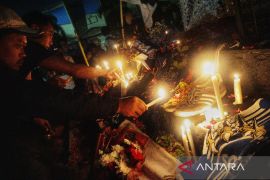 Aremania aksi bakar lilin dan doa bersama di Stadion Kanjuruhan
