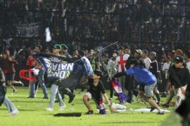 Kericuhan setelah pertandingan Arema v Persebaya di Stadion Kanjuruhan Page 1 Small