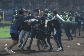 Kericuhan setelah pertandingan Arema v Persebaya di Stadion Kanjuruhan Page 2 Small