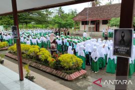 Pelajar di Kediri doa bersama untuk korban tragedi Kanjuruhan