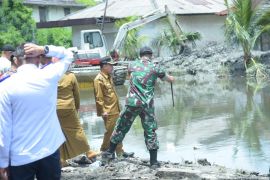 Pemkab Sambas gencar bersihkan drainase di Pasar Pemangkat