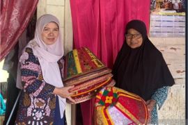 Menggali Potensi Ekonomi Kreatif di Nagari Saniangbaka Lewat KKN Unand 2022