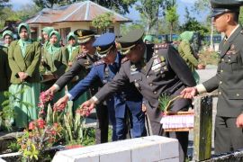 Jelang HUT ke-77 personel TNI berziarah di TMP Wamena