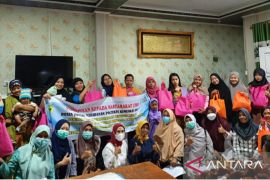 Dosen Poltekes Kemenkes edukasikan penggunaan aplikasi ibu siaga bencana di Koto Tangah