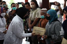 Gov't hands over compensation to heirs of Kanjuruhan victims