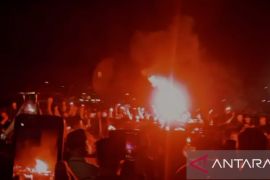 Ribuan suporter Sriwijaya FC menggelar malam berkabung Tragedi Kanjuruhan