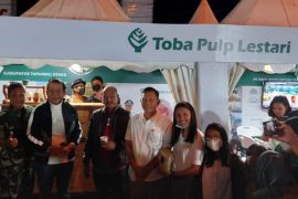 Bupati Nikson kunjungi  stand UMKM TPL di pameran HUT Taput