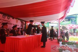 Pemkab Jayapura mengajak 145 wisudawan Unaim menjadi pelopor pembangunan