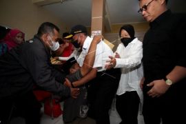 Penyerahan Bansos Bagi Keluarga Korban Tragedi Kanjuruhan