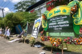 Ratusan karangan bunga duka cita berderet di Stadion Kanjuruhan