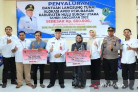 Warga HSU terima bantuan langsung tunai BBM dari pemkab